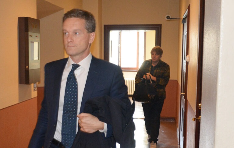 Widar Nords juridiska ombud Carl Ridderstråle på väg in i rättssalen vid huvudförhandlingen i Stockholms tingsrätt. Bakom honom i korridoren kommer Nord. Foto: Nya Tider