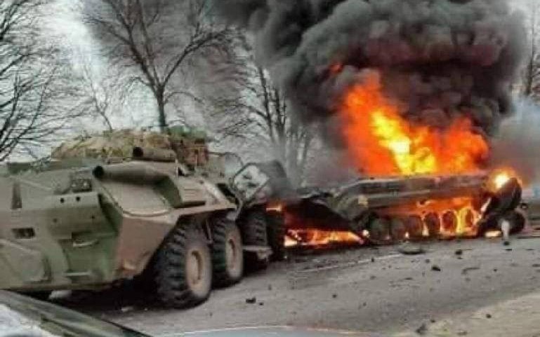 STORA FÖRLUSTER på båda sidor efter redan några få dygn. Här syns en ukrainsk BTR-82A and BMP övergivits efter att de försökt stoppa en rysk framryckning i Sumy-regionen i nordöstra Ukraina. Stillbild: Okänd