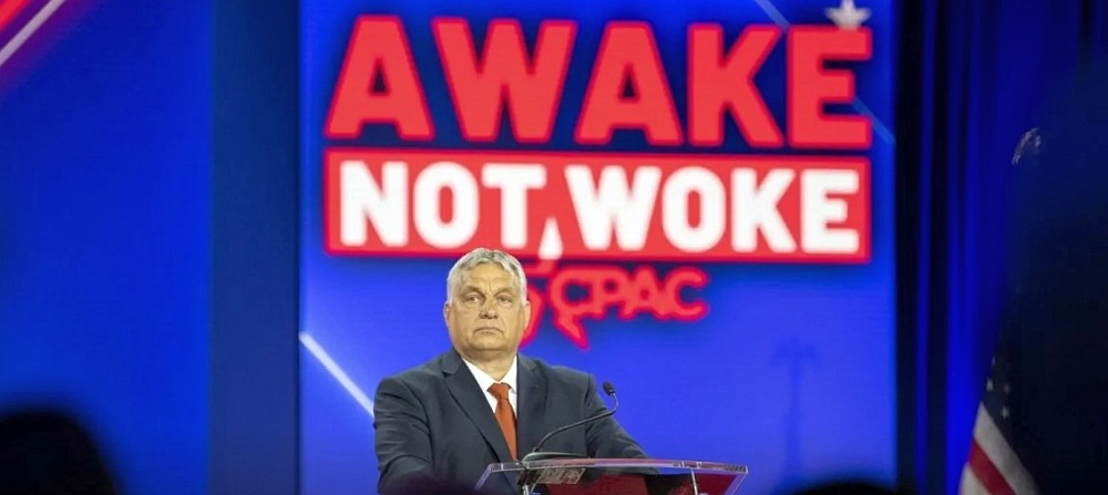 Viktor Orbán talar vid Conservative Political Action Conference (CPAC) i Dallas, Texas, den 4 augusti 2022. Texten bakom Orbán betyder ”Vaken, inte woke”, vilket anspelar på att begreppet ”woke”, som idag har innebörden svartas kamp för sina intressen, kommer från svartas felaktiga användning av det engelska ordet ”woke”, som betyder ”vaknade”, där det på afroamerikansk engelska kommit att betyda alltifrån ”vaken” till ”vaknade”. Foto: MTI