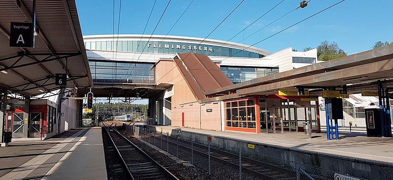 Flemingsbergs station söder om Stockholm. Här våldtogs den berusade kvinnan, bland annat i en hiss. Foto: Wikipedia/ Ainali