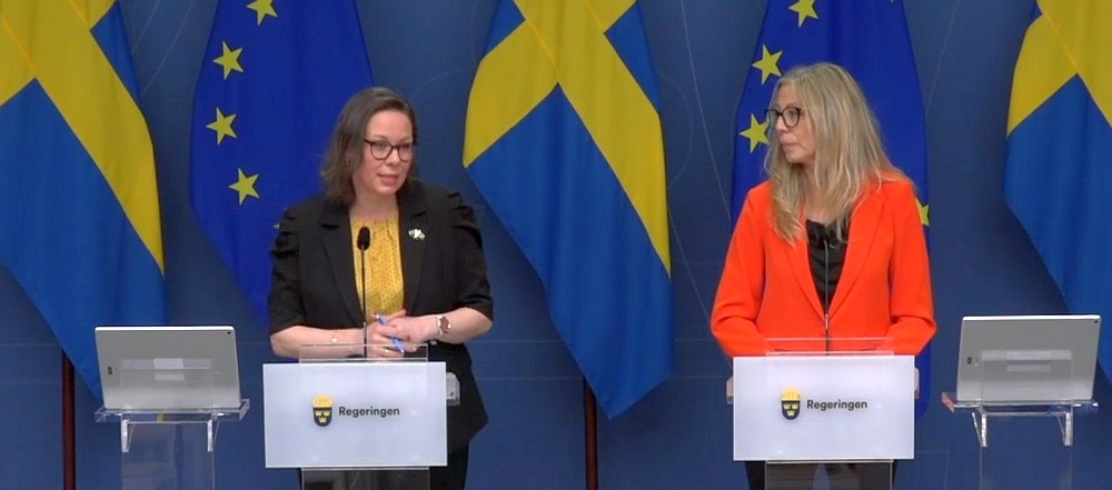 Maria Malmer Stenergard (M) och Linda Lindberg (SD) under dagens pressträff. Stillbild: regeringen