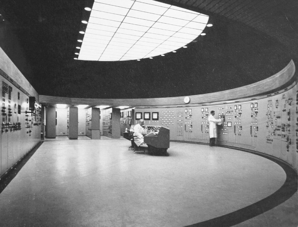 Ågestaverkets kontrollrum, där utvecklingen av den svenska atombomben skedde. Foto: Tekniska museet/ Wikipedia