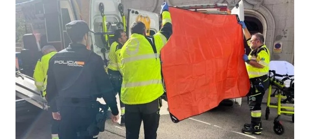 Ambulansvårdare håller upp en filt för att dölja den skadade politikern från åskådare samtidigt som han får vård. Foto: X/Twitter