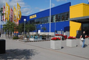 Svenskt. IKEA betraktas som något av det svenskaste som finns, men finns det något särskilt svenskt sätt att bete sig på i IKEA:s matservering? Ja, menar veckans debattör, och kopplar ohyfsat beteende i det lilla till kriminalitet och gängbildning i det stora. Foto: Nya Tider
