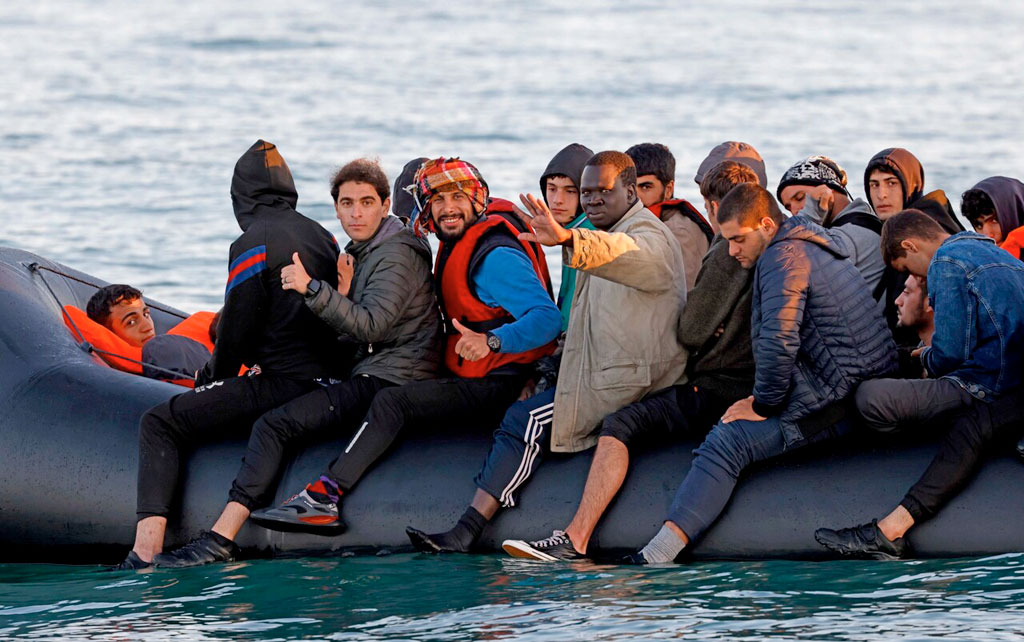 Illegala migranter som tar sig över Engelska kanalen till Storbritannien skulle få vänta i Rwanda under tiden deras asylansökan behandlas. Brittiska högsta domstolen anser dock inte att Rwanda är bra nog för migranterna. Foto: Steve Finn