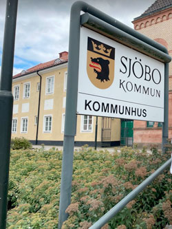 TILL KOMMUNHUSET i Sjöbo skickades kopiösa mängder hyllningsbrev från hela landet, adresserade till Sven-Olle. Foto: Nya Tider
