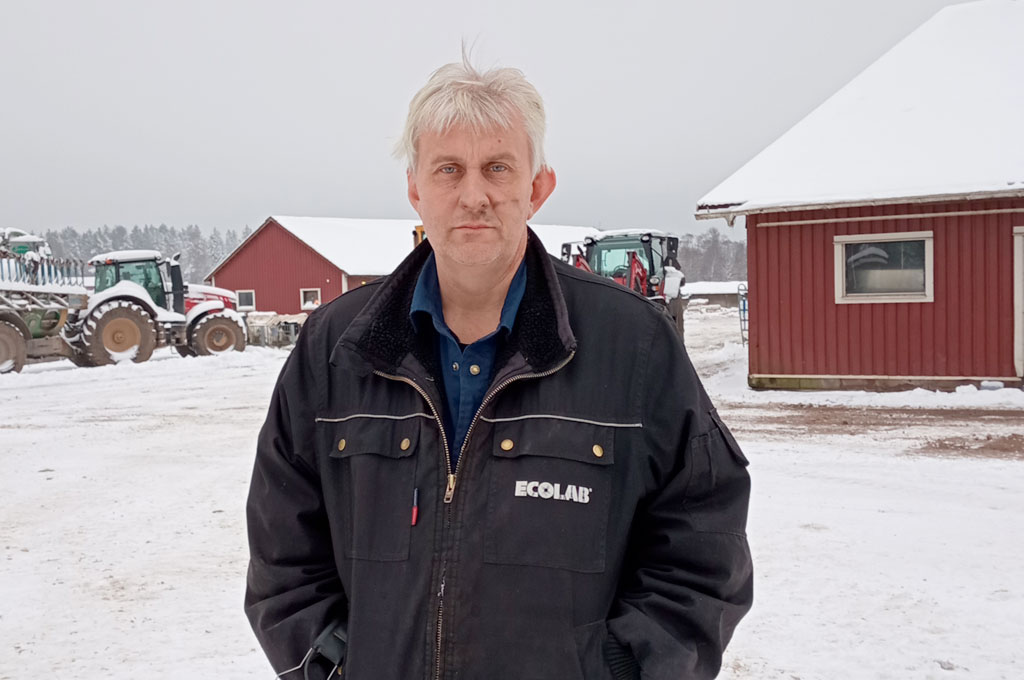 Claes Jonsson är själv mjölkbonde med 280 kor på en gård på Bankebolet i Tibro. Foto: Nya Tider