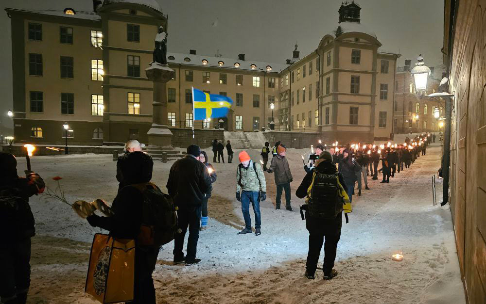 Cirka 80 nationalister trotsade vädrets makter och samlades på Riddarholmen för att tåga mot Kungsträdgården. Foto: Privat